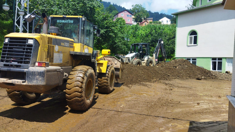 Trabzon'da şiddetli yağışın zarar verdiği cadde ve sokaklar temizleniyor