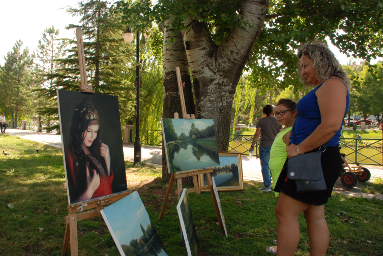 Emekli öğretmenin parktaki 'seyyar sanat atölyesi'