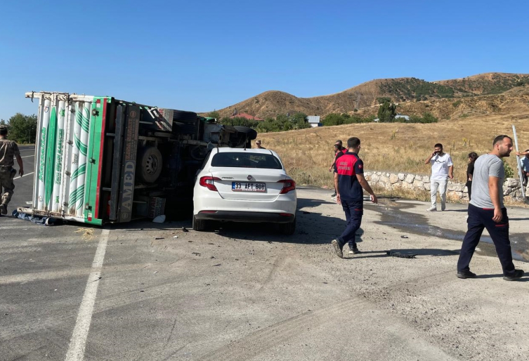 Bingöl'de kamyonet ile otomobilin çarpışması sonucu 5 kişi yaralandı