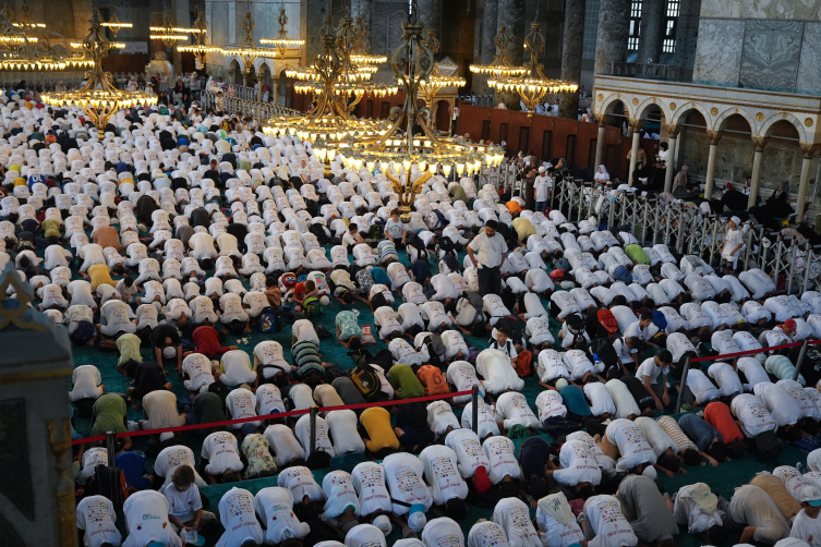 TÜGVA'nın yaz okuluna giden öğrenciler Ayasofya Camii'nde buluştu