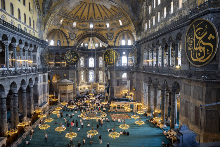 Ayasofya ziyaretçi akınına uğradı