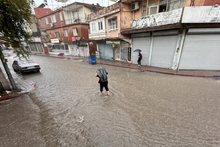 Adana'da sağanak: Caddeler göle döndü