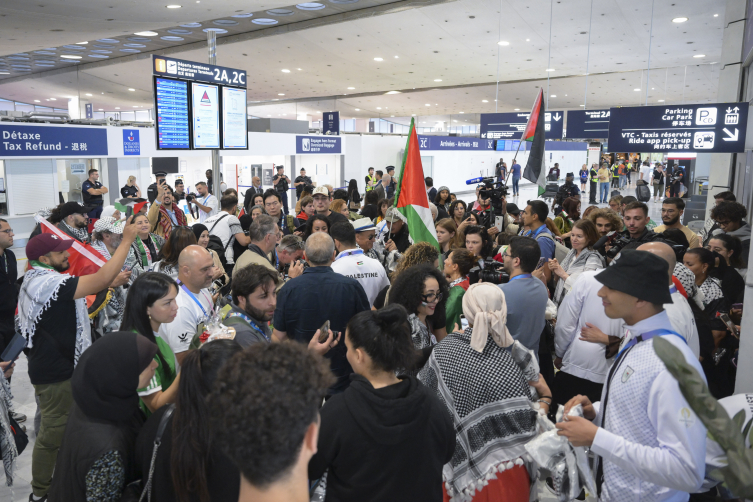 Paris 2024 Olimpiyatları'nda yarışacak Filistinli sporcular, Paris Charles de Gaulle Havalimanı'nda coşkuyla karşılandı | Fotoğraf: AA