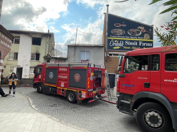 Bursa'da üç katlı binadaki yangın hasara neden oldu