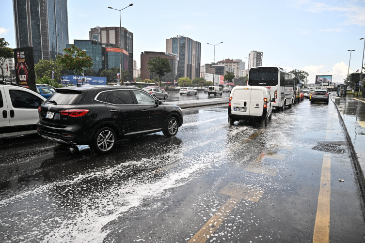 İstanbul'da yağmur hayatı olumsuz etkiledi