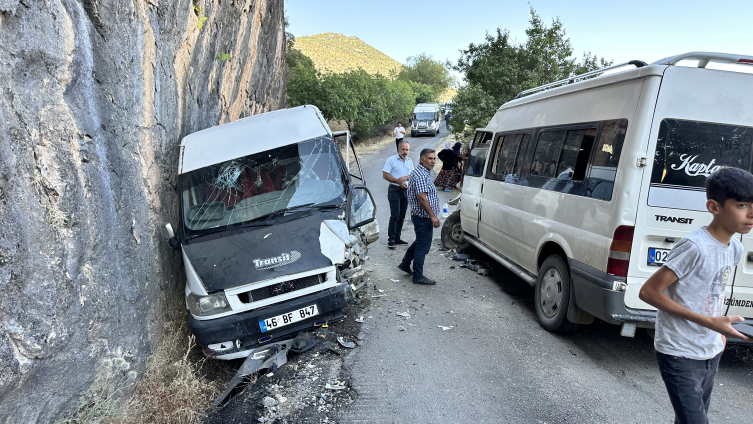 Adıyaman'da iki servis minibüsü çarpıştı: 13 yaralı