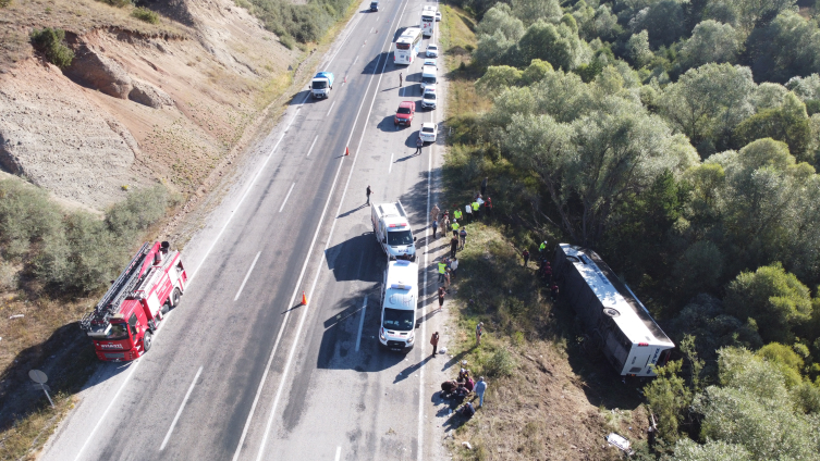 Erzincan'da yolcu otobüsü devrildi: 1 ölü, 40 yaralı