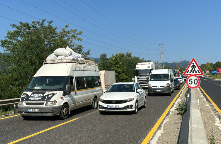 Anadolu Otoyolu’ndaki çalışma nedeniyle Bolu Dağı geçişinde yoğunluk yaşanıyor