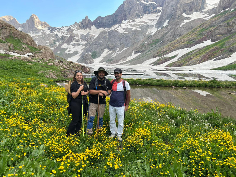 Hakkari'de doğaseverler İkiyaka Dağları ve buzul gölünü gezdi