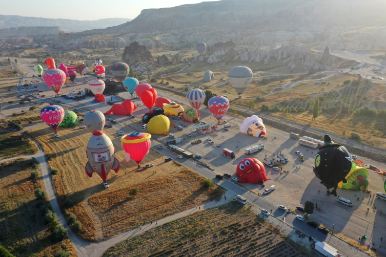 18 ülkenin figürlü sıcak hava balonları Kapadokya semalarında