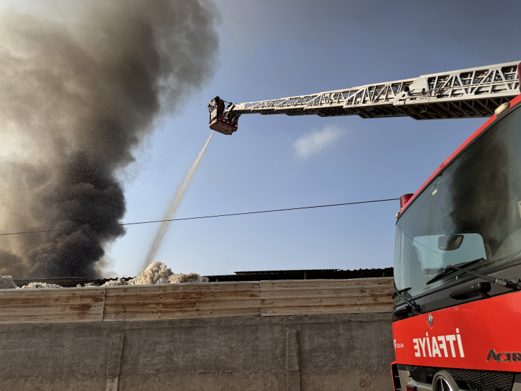 Adana'da geri dönüşüm fabrikasında yangın