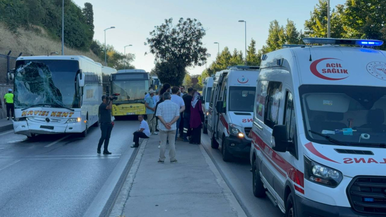 Üsküdar'da yolcu otobüsü İETT otobüsüne çarptı