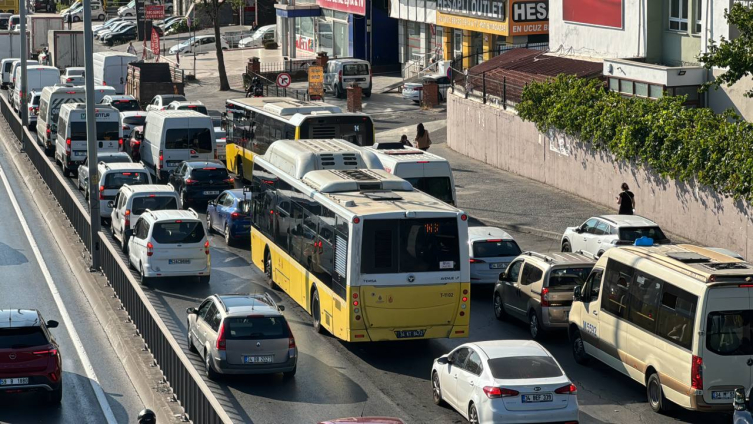 Metrobüs hattındaki "Beyaz Yol" çalışması trafiği aksattı