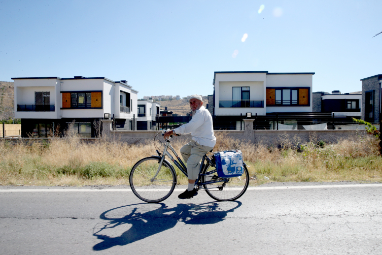 80'lik Mustafa dede günde 20 kilometre pedal çeviriyor