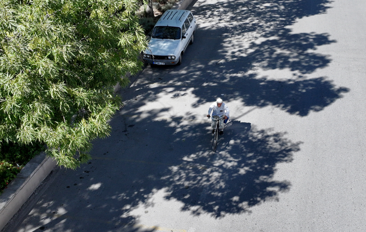 80'lik Mustafa dede günde 20 kilometre pedal çeviriyor