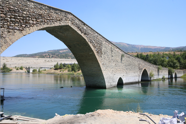 Depremden etkilenen tarihi köprünün restorasyonu gelecek yıl bitecek