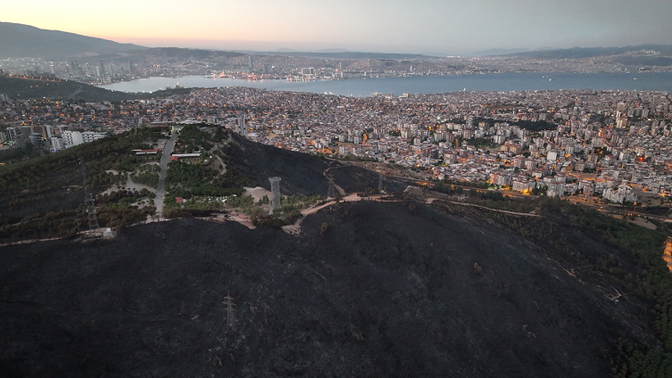 İzmir'de yanan alanlar havadan görüntülendi