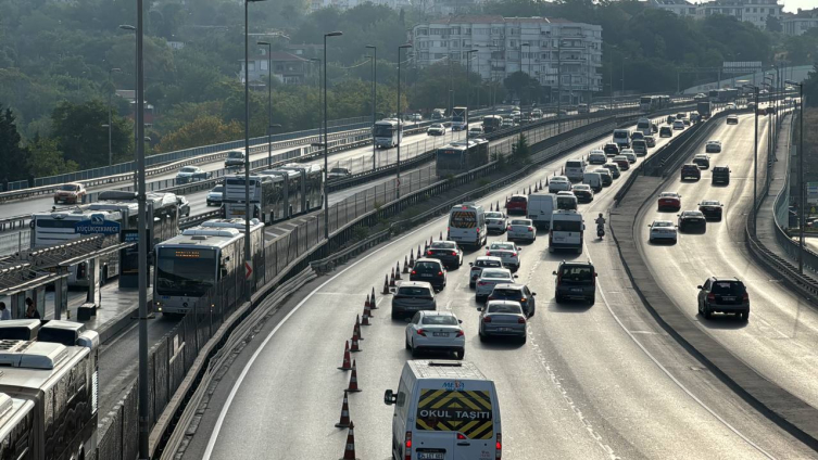 İstanbul'da metrobüs hattındaki yol çalışması trafik yoğunluğu oluşturdu