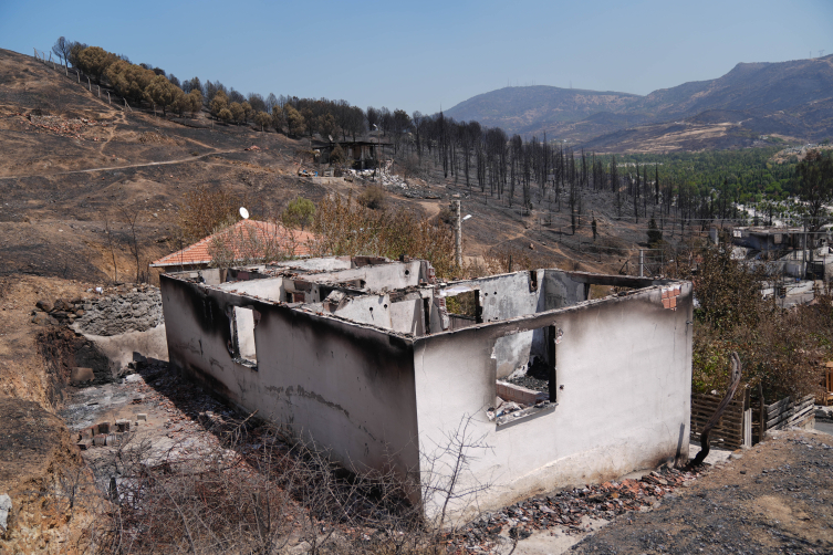 Evi yandığı için göç ettiği İzmir'de alevler yine onu buldu