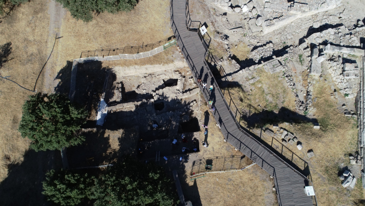 Troya'da saray ve agora ile sur duvarı gün ışığına çıkarılıyor