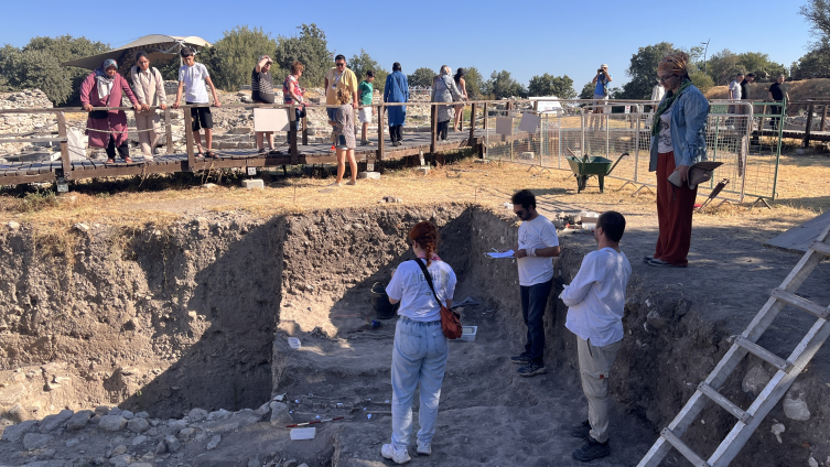 Troya'da saray ve agora ile sur duvarı gün ışığına çıkarılıyor