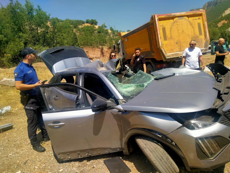 Tunceli'de kamyonla çarpışan otomobildeki 2 kişi öldü, 6 kişi yaralandı