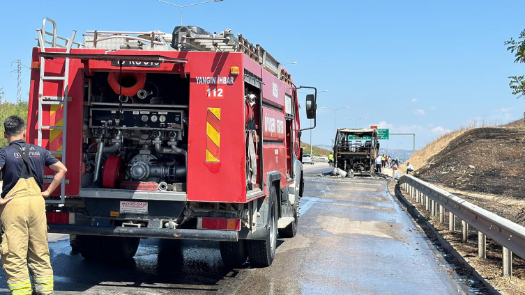 Seyir halinde alev alan yolcu otobüsü kullanılamaz hale geldi