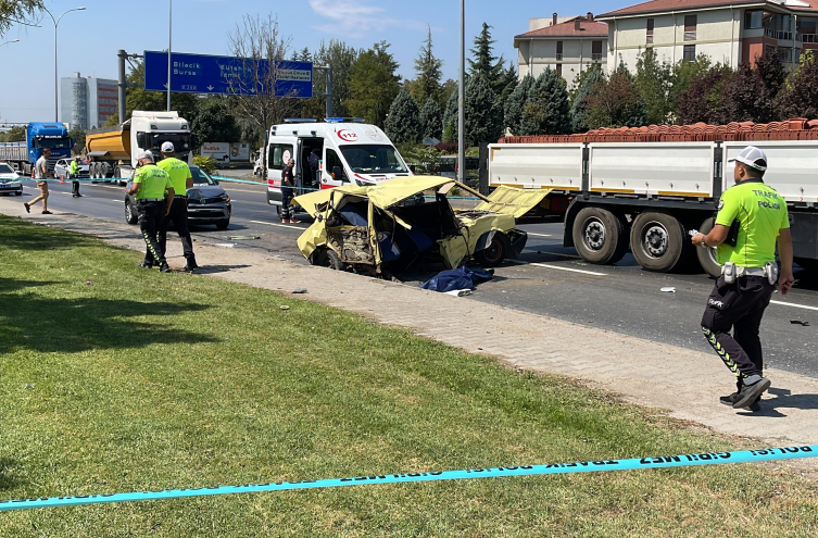 Eskişehir'de karşı şeride geçen otomobil iki araca çarptı: 1 ölü, 3 yaralı