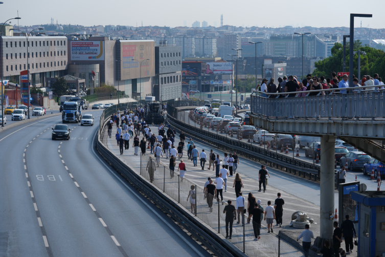 Küçükçekmece'de metrobüsler çarpıştı: 1 ölü, 53 yaralı