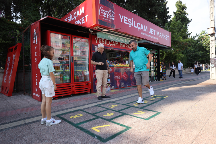 Büfenin önüne çizdiği "seksek" yüzleri güldürdü