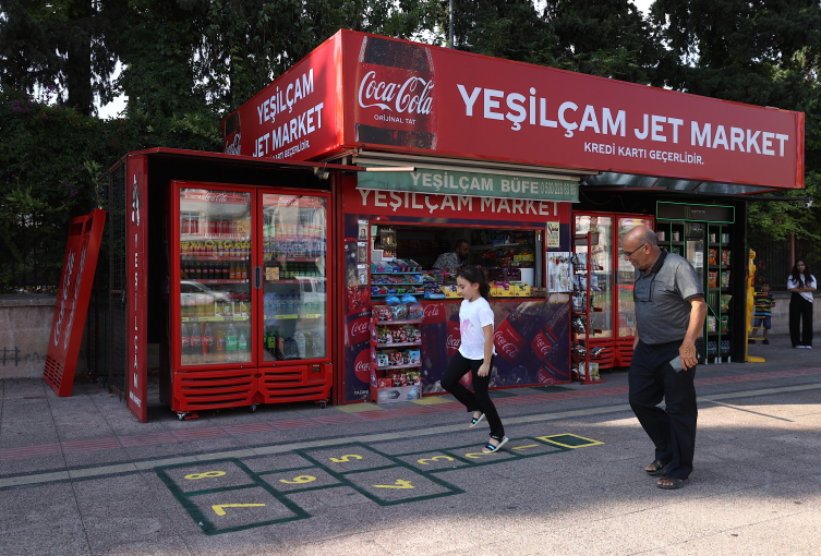 Büfenin önüne çizdiği "seksek" yüzleri güldürdü