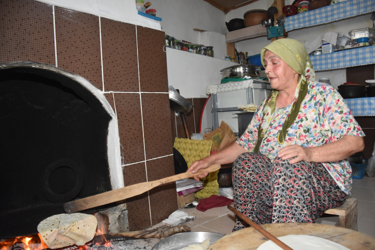 Gümüşhane'de kadınların kışlık yiyecek mesaisi başladı