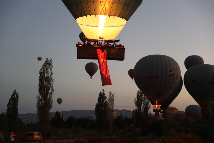 Kapadokya'da balonlar Türk bayraklarıyla havalandı