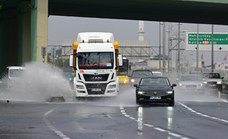 İstanbul'da sağanak etkili oldu