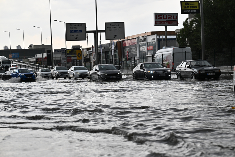 Ankara'da sağanak: Yollar göle döndü, sürücüler ilerlemekte güçlük çekti