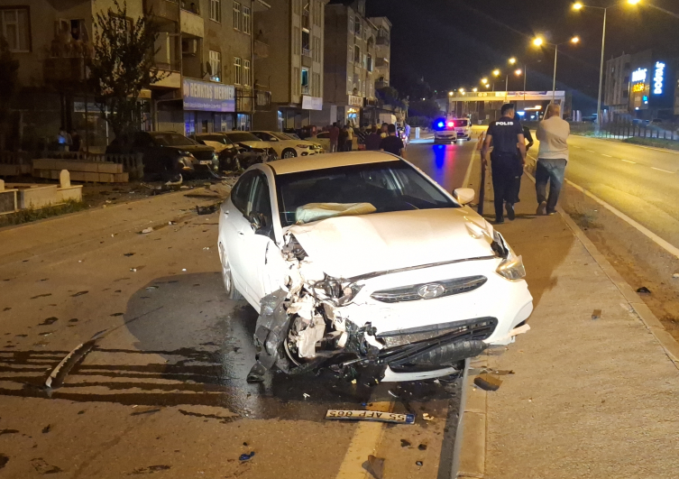 Samsun'da alkollü sürücü 5 araca zarar verdi