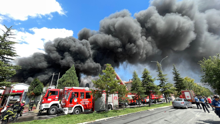 Kayseri'de sünger fabrikasındaki yangın söndürüldü