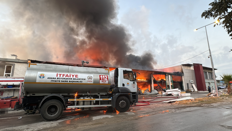 Adana'da depo yangını: 10 iş yeri hasar gördü