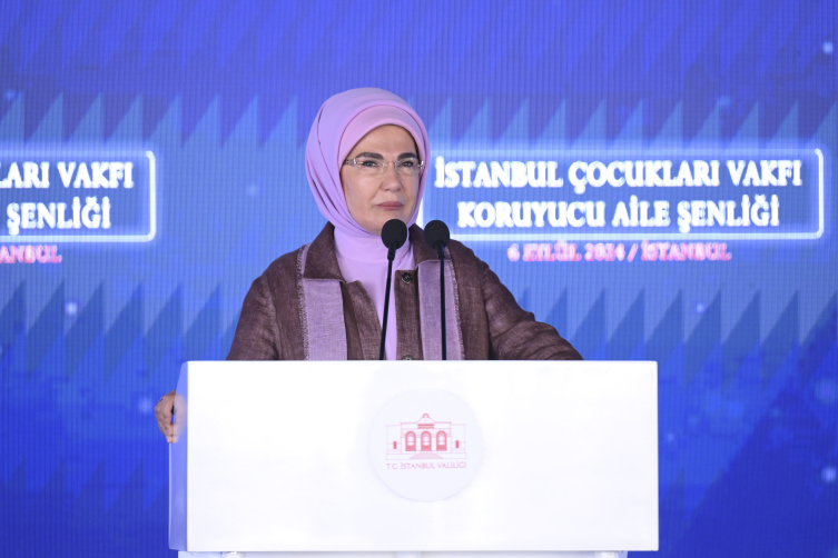 Emine Erdoğan, koruyucu aileler ve çocuklarıyla buluştu