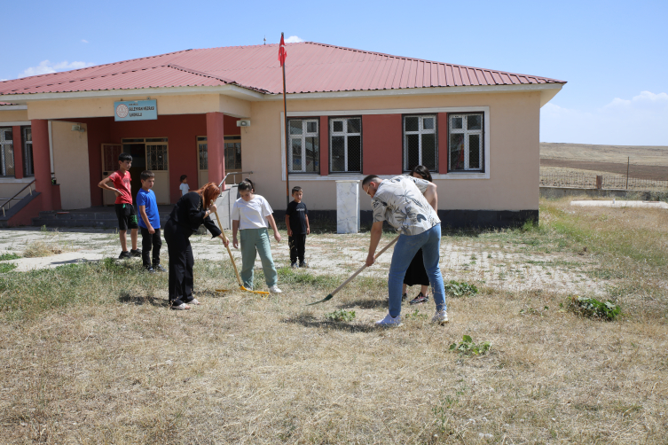 Öğretmen ve veliler el ele vererek okulları yeni döneme hazırladı