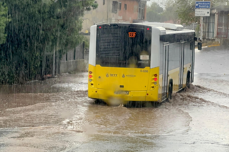 İstanbul'da aralıklarla sağanak etkili oluyor