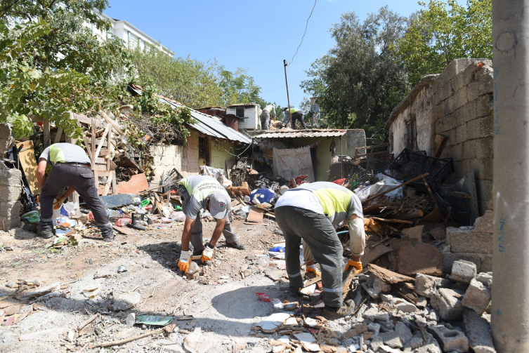 Antalya'da bir gecekondudan 14 kamyon çöp çıkarıldı