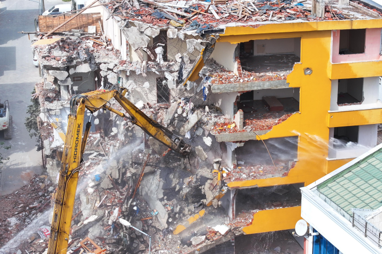 Büyükçekmece'de yıkımına başlanan riskli binanın betonundan deniz kabukları çıktı