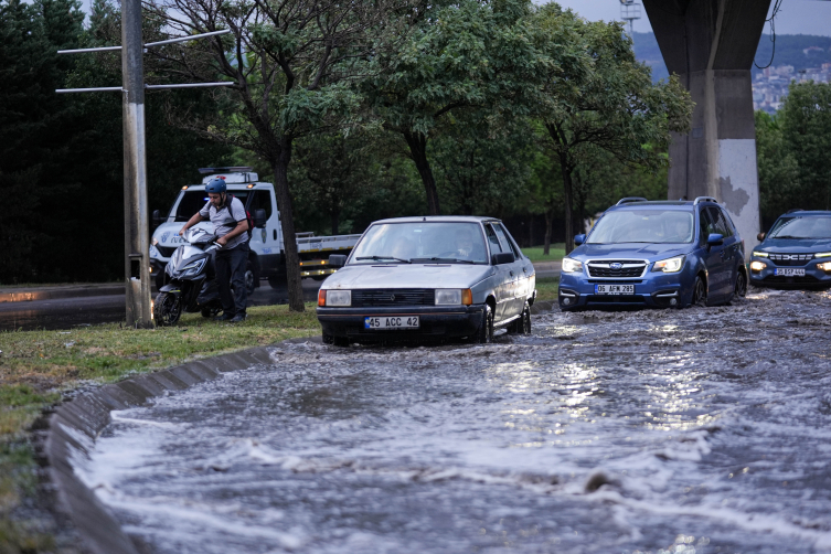 İzmir'de sağanak hayatı olumsuz etkiledi: Yol çöktü, bazı ev ve iş yerlerini su bastı