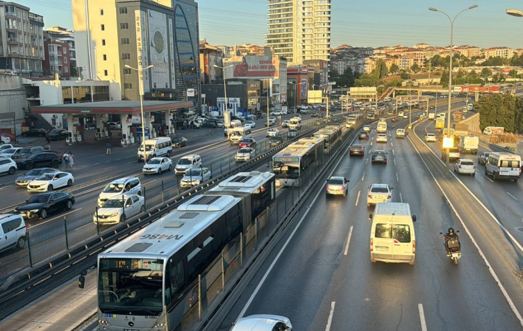 Beylikdüzü-Söğütlüçeşme seferini yapan metrobüsün lastiği patladı