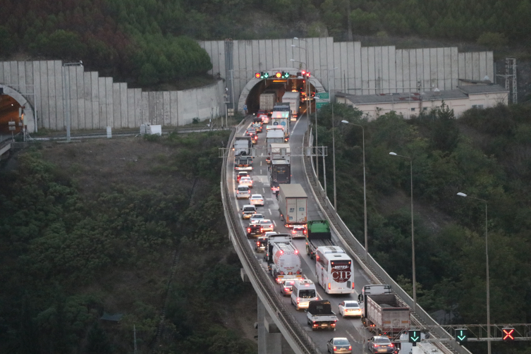 Anadolu Otoyolu'nda zincirleme trafik kazası: 10 kilometrelik kuyruk oluştu