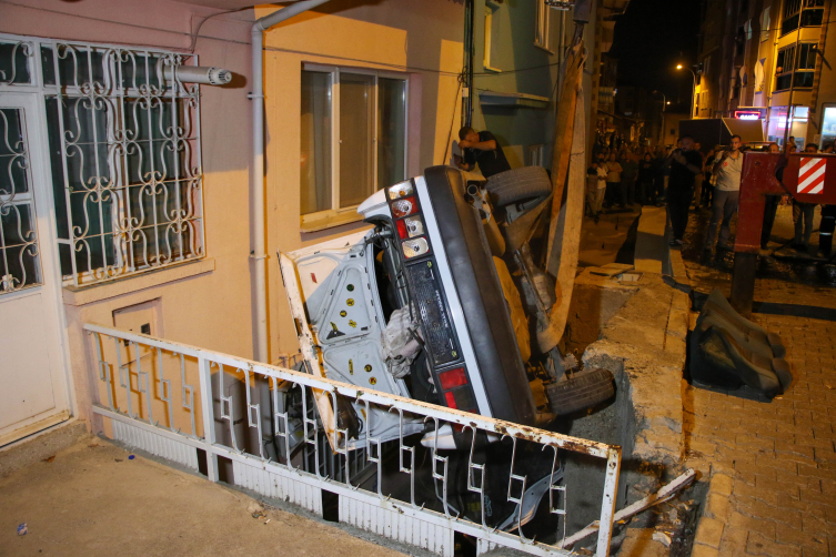 Uşak'ta otomobil merdiven boşluğuna düştü