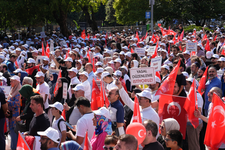 LGBT propagandasına karşı "Büyük Aile Buluşması" sessiz yürüyüşle tamamlandı