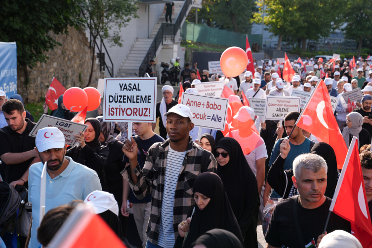 LGBT propagandasına karşı "Büyük Aile Buluşması" sessiz yürüyüşle tamamlandı