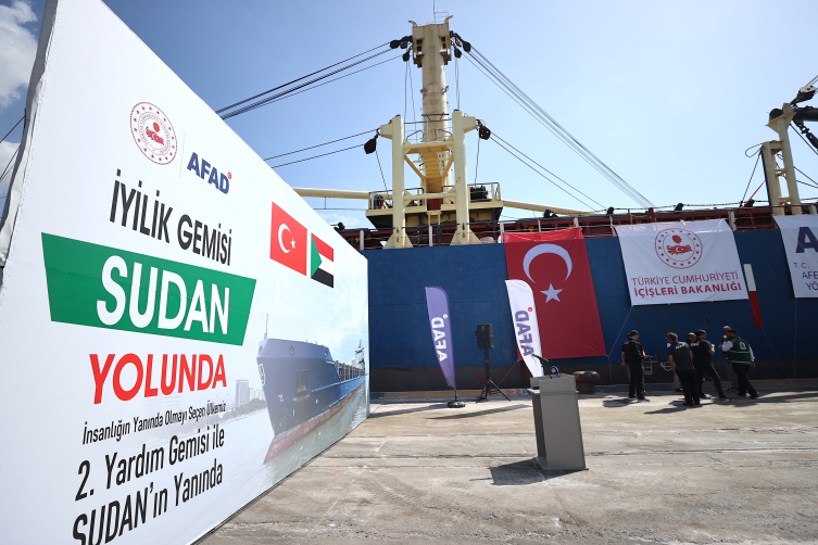 Sudan'a insani yardım taşıyacak gemi Mersin'den uğurlandı